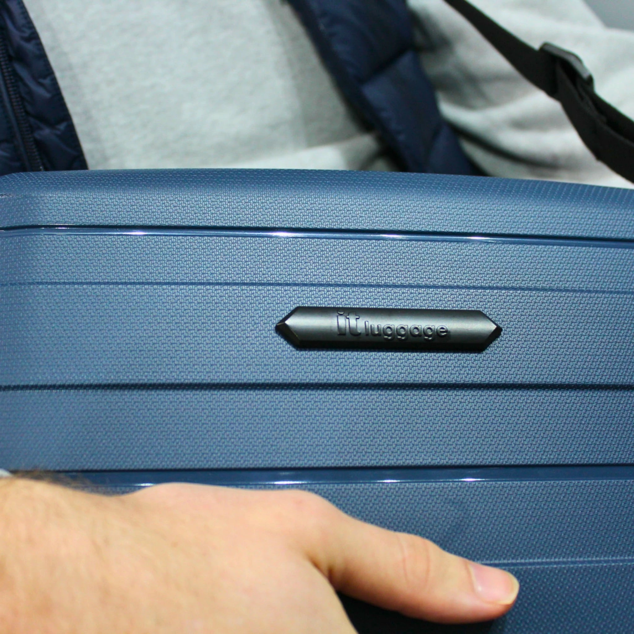 IT Luggage Momentous - Vanity Case (Tibetan Lan) 6 IT Luggage Momentous - Vanity Case (Tibetan Lan) - Image 6